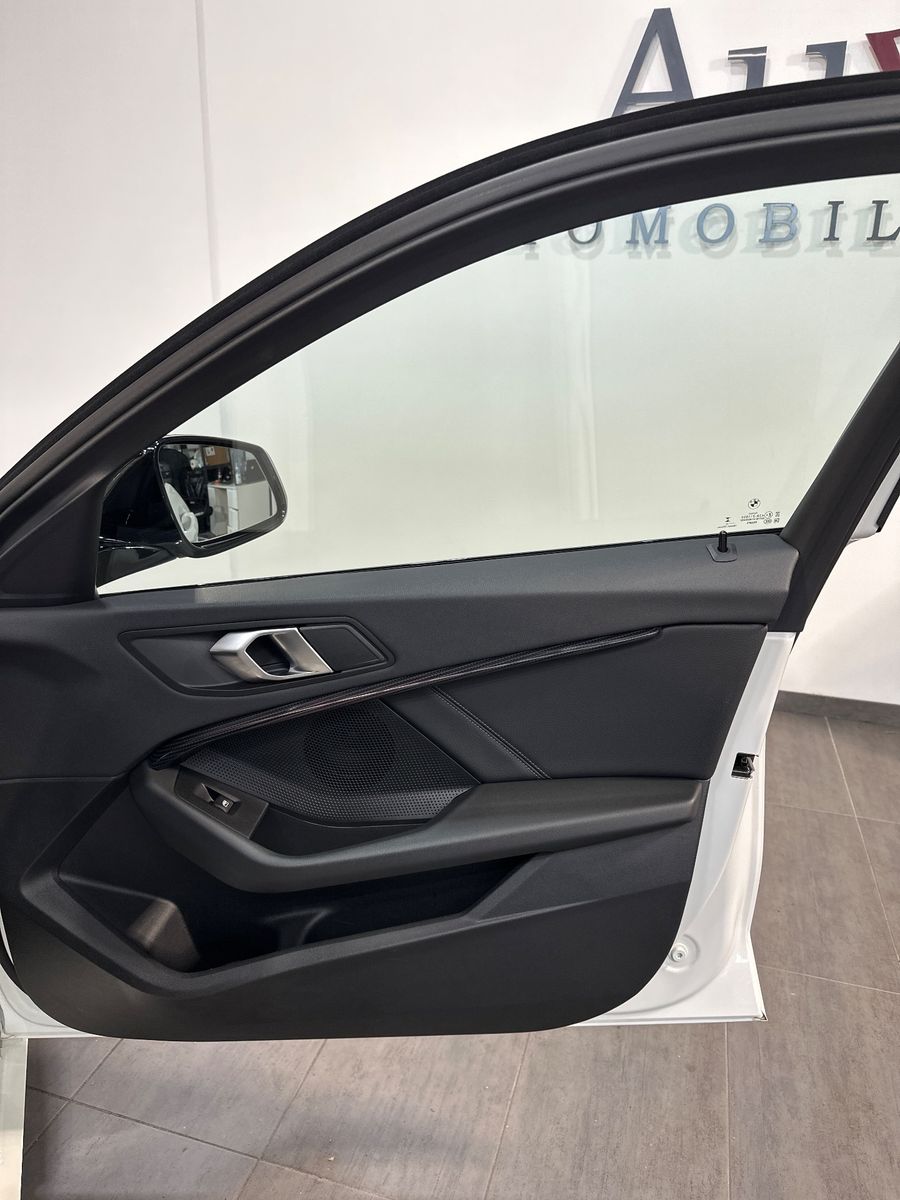 Fahrzeugabbildung BMW 118i Aut. Sport Line NAV+LED+SHZ+PDC+17ZOLL