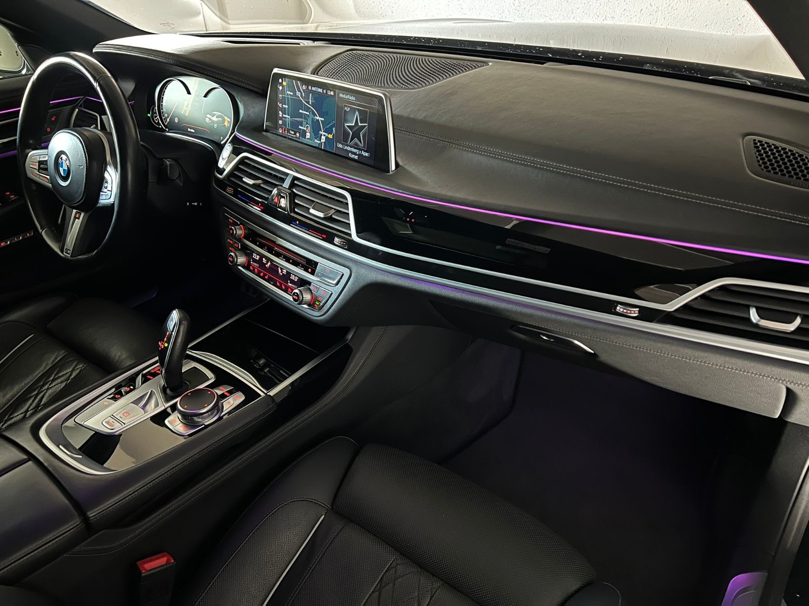 Fahrzeugabbildung BMW 750 d xDrive M SPORT/LASER/TOP VIEW/MASSAGE/19%