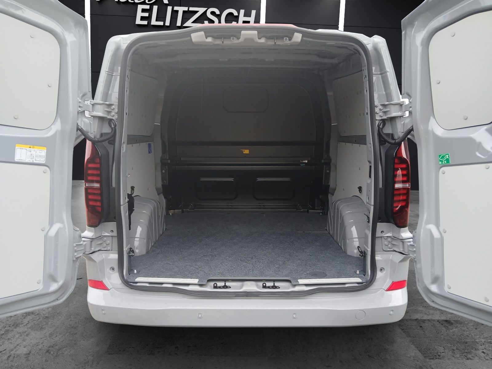 Fahrzeugabbildung Volkswagen T7 Transporter TDI Kasten Plus LR Kabine 5-Si RF