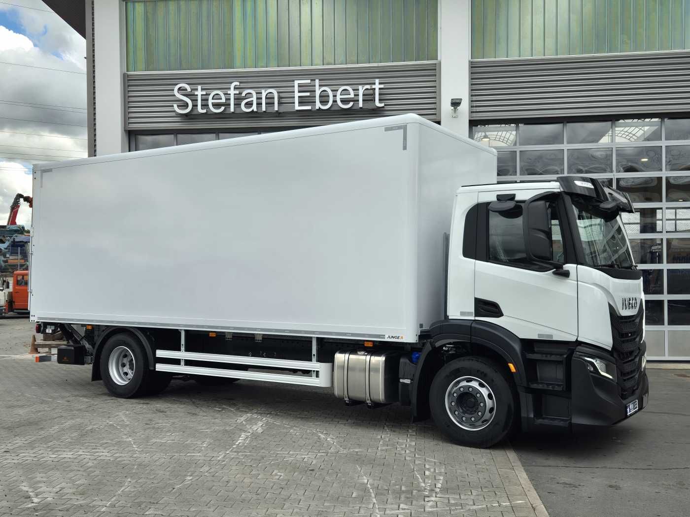 Fahrzeugabbildung Iveco AD190S40/P 4x2 Ladebordwand 2.000kg Navi ACC