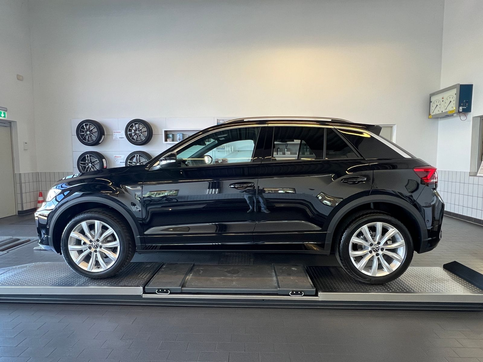 Fahrzeugabbildung Volkswagen T-Roc R-Line 1.5 TSI DSG *LED, Easy Open, 18"-LM
