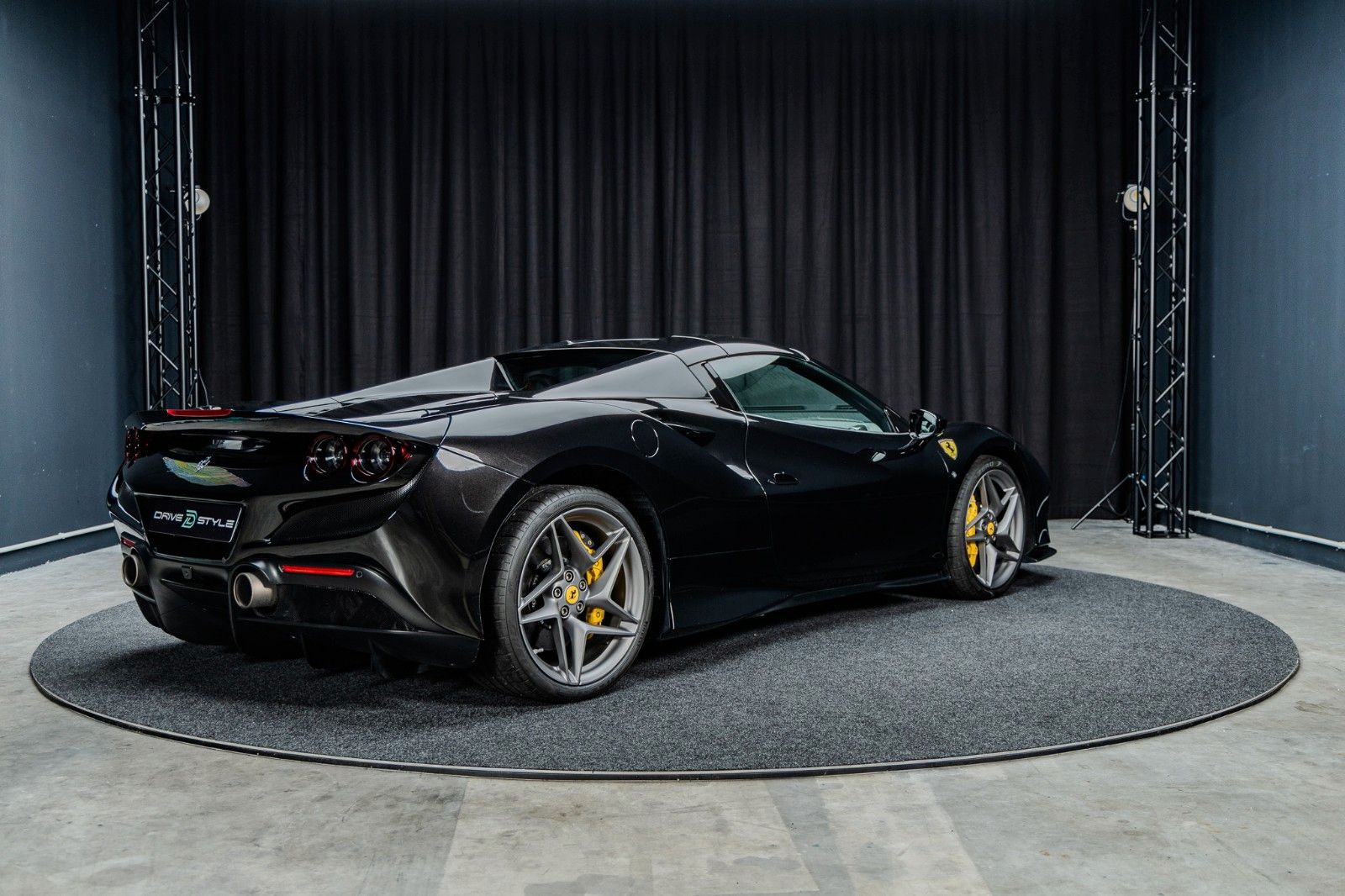 Fahrzeugabbildung Ferrari F8 Spider + Nero Daytona + Carbon + Lift + Garan