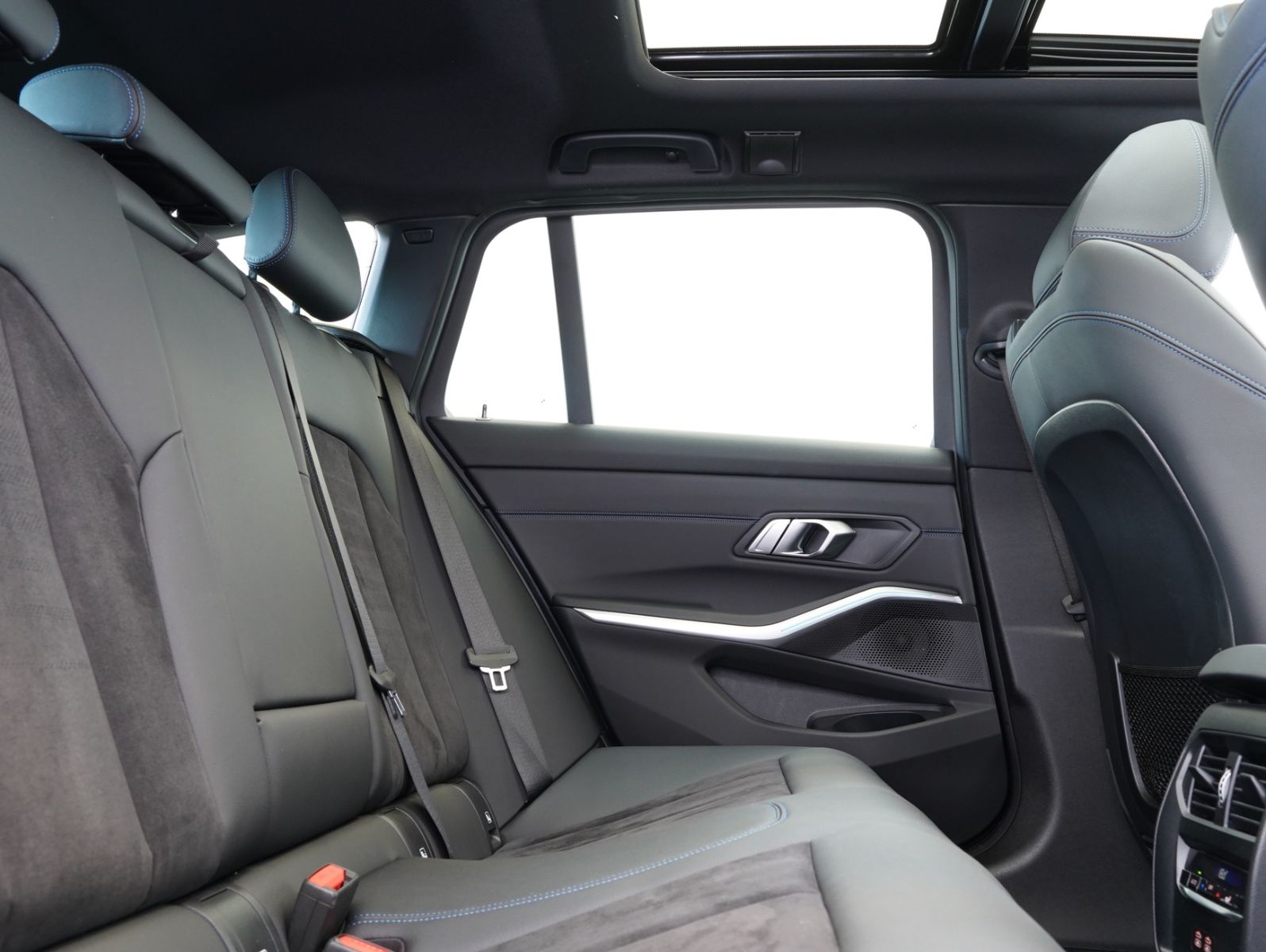 Fahrzeugabbildung BMW 320 i Touring M Sport SHADOW/WIDE/HEADUP/PANO