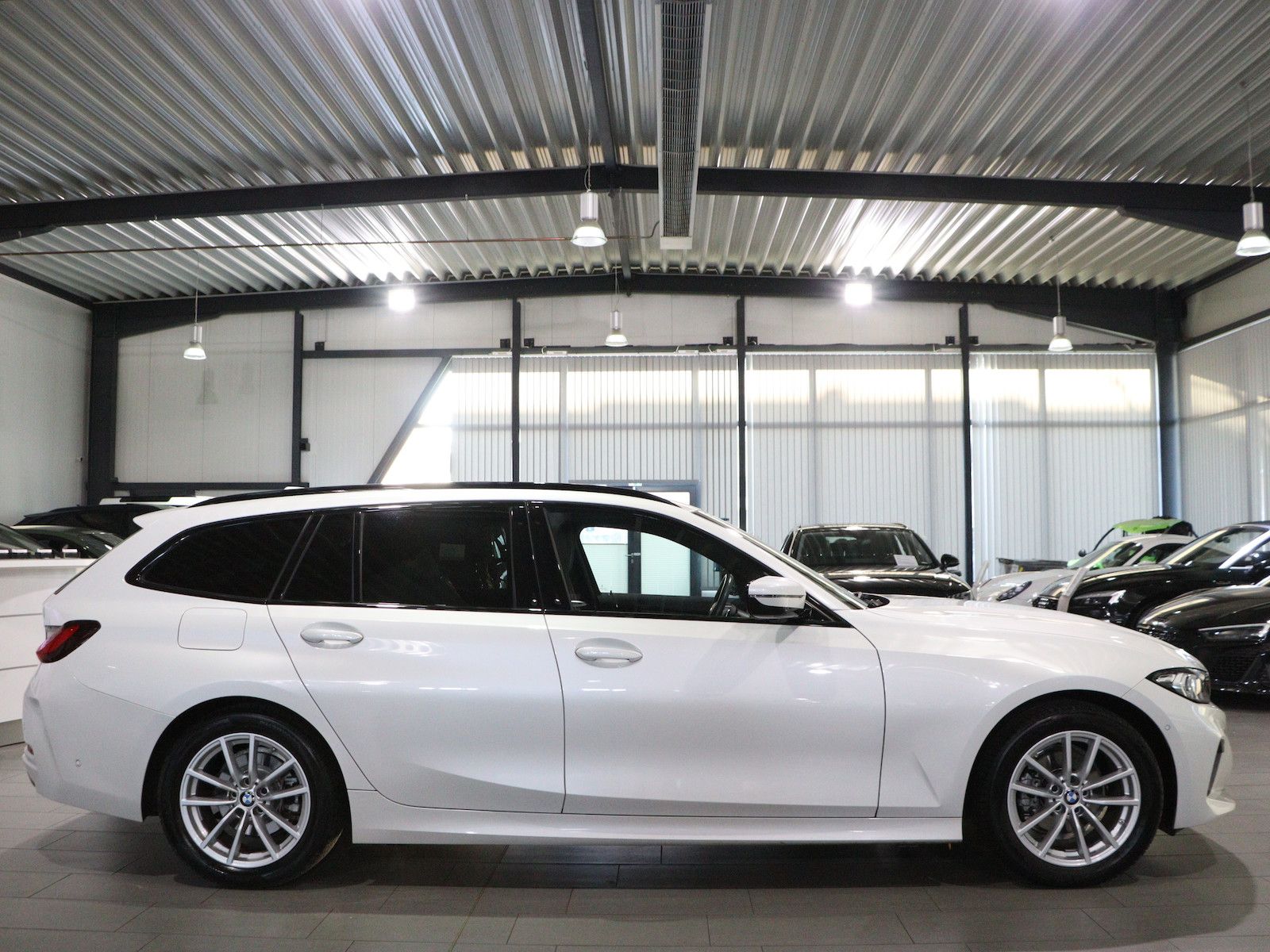 BMW 318d Touring SHADOW LEDER CURVED LED 3-ZONEN foto 8