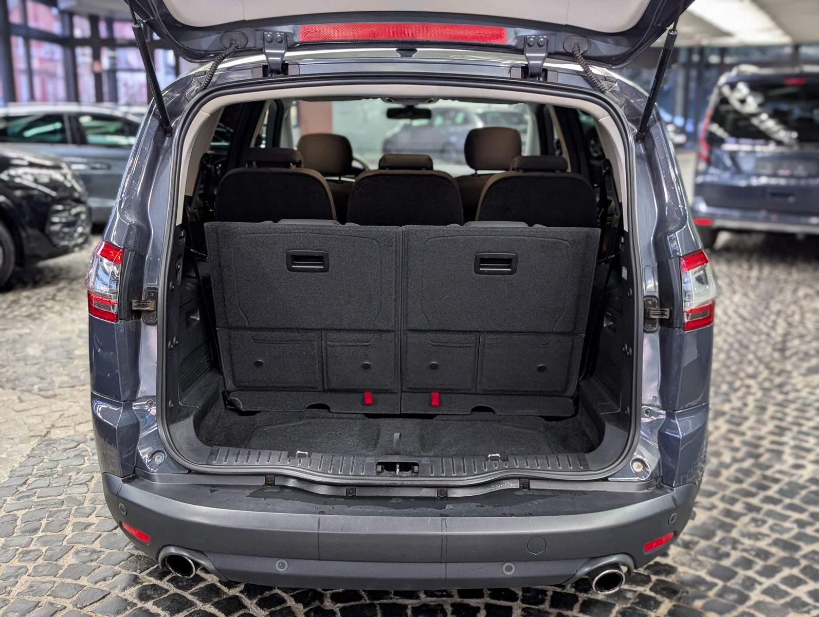 Fahrzeugabbildung Ford S-MAX Titanium SHZ*PDC*TEMP*NAVI*7 SITZER