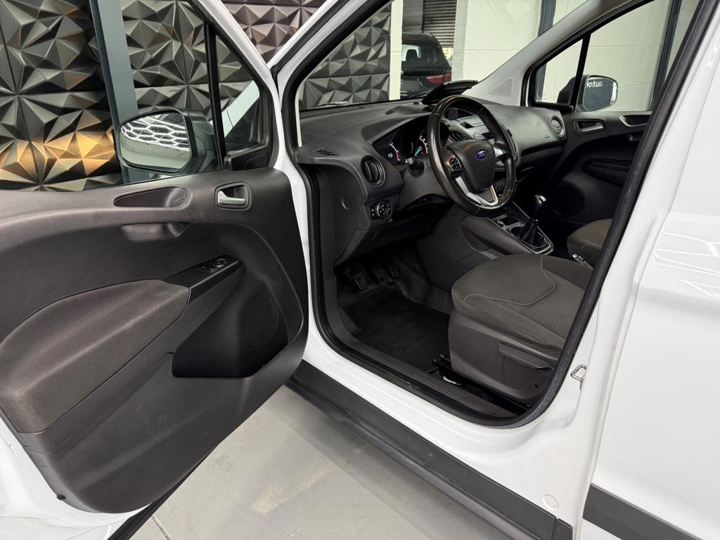 Ford Transit Courier 1.5 TDCi, Foto 17 von 40