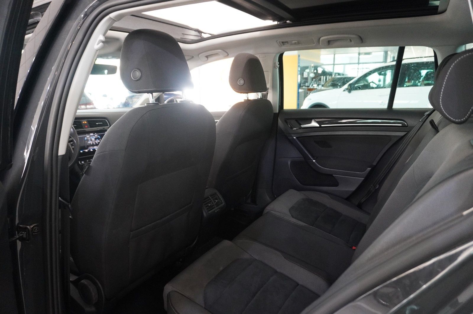 Fahrzeugabbildung Volkswagen Golf VII Vari. 1.5 TSI HIGHLINE DSG NAVI/LED/AHK