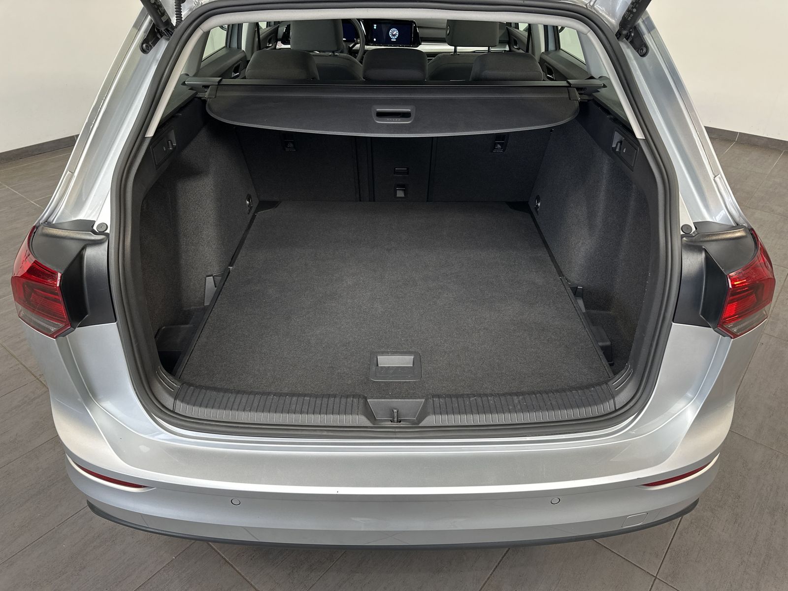 Fahrzeugabbildung Volkswagen Golf Variant 2.0 TDI DSG Life NAV+LED+AHK+PANORA