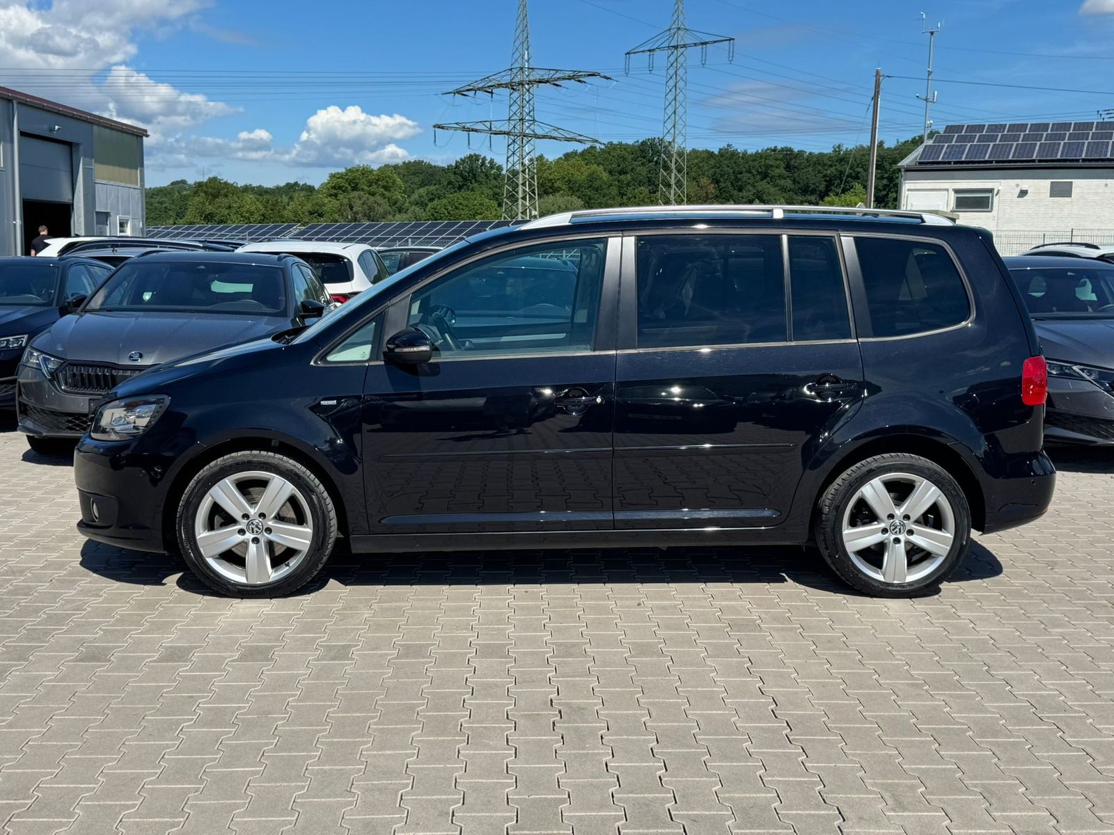 Fahrzeugabbildung Volkswagen Touran 2.0 TDI Cup PANO*BI-XENON*KLIMA*PDC*SHZ