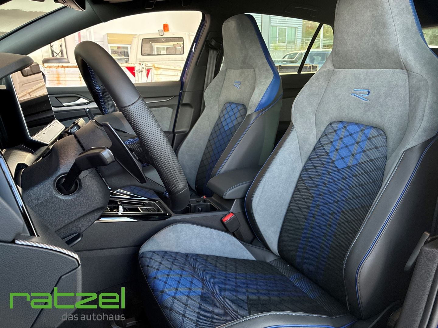Fahrzeugabbildung Volkswagen Golf R VIII 2.0 Akra+Performance Paket+IQ.Light