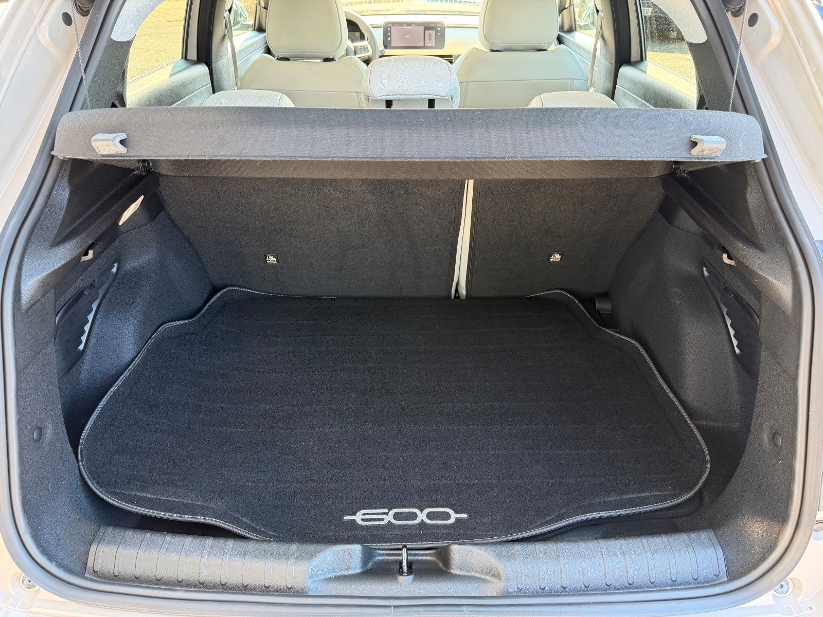 Fahrzeugabbildung Fiat 600 Hybrid La Prima R-Kamera+Massage+LED+8-Fach
