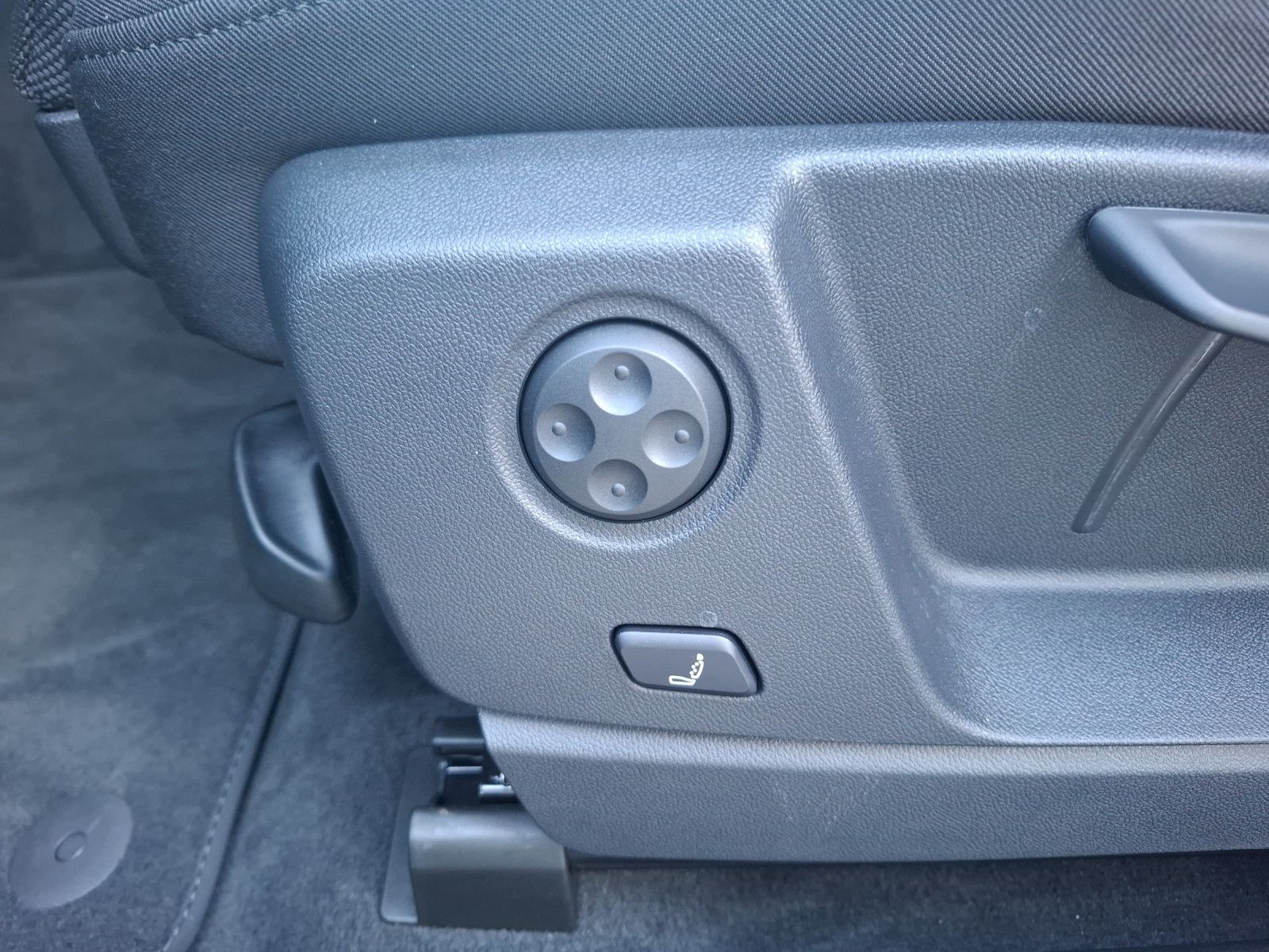 Fahrzeugabbildung Audi Q5 50 TDI quattro S-line Matrix AHK Navi AVC RFK