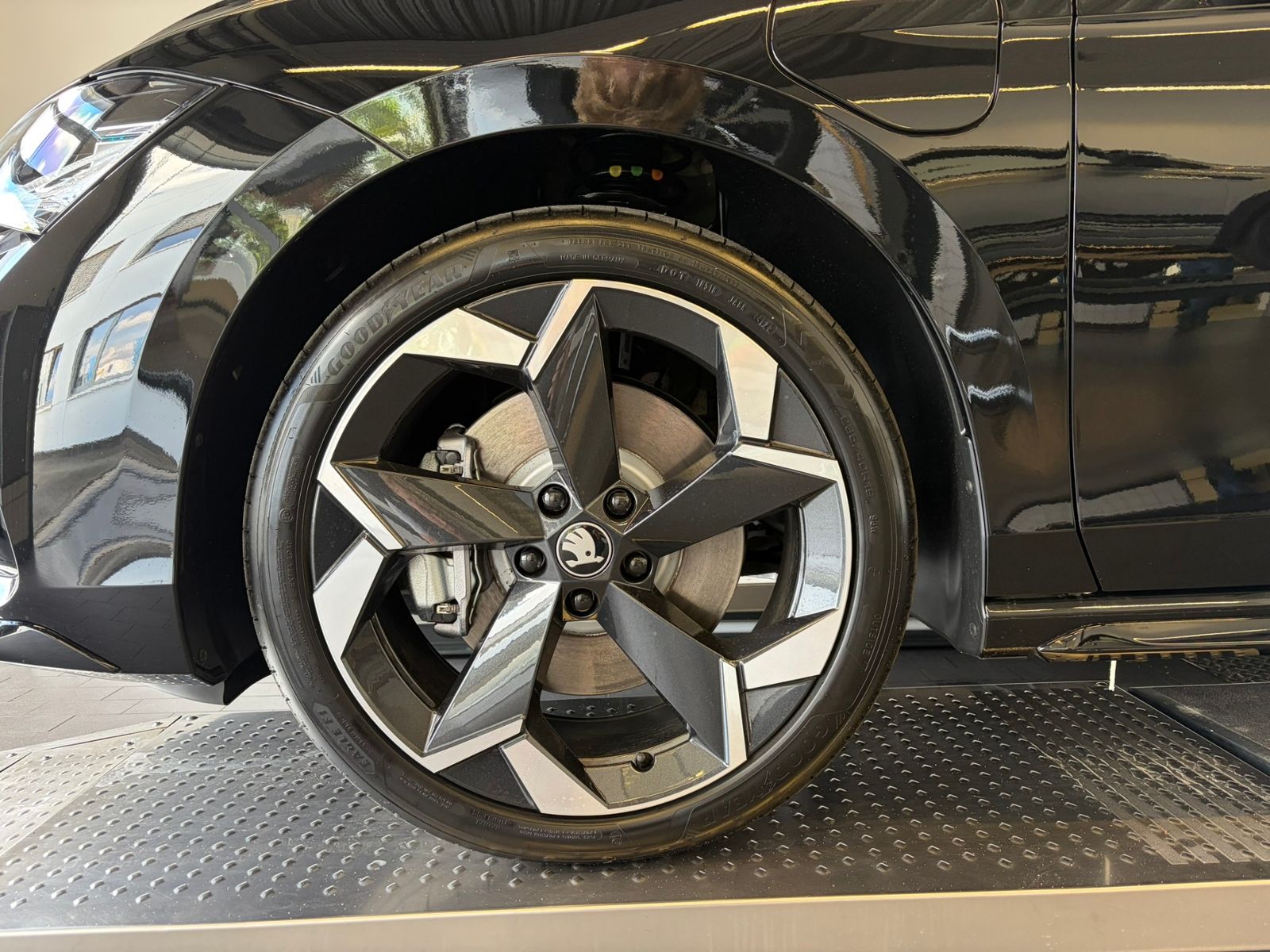 Fahrzeugabbildung SKODA Superb Combi  Sportline 1.5 TSI IV DSG *AHK,Navi
