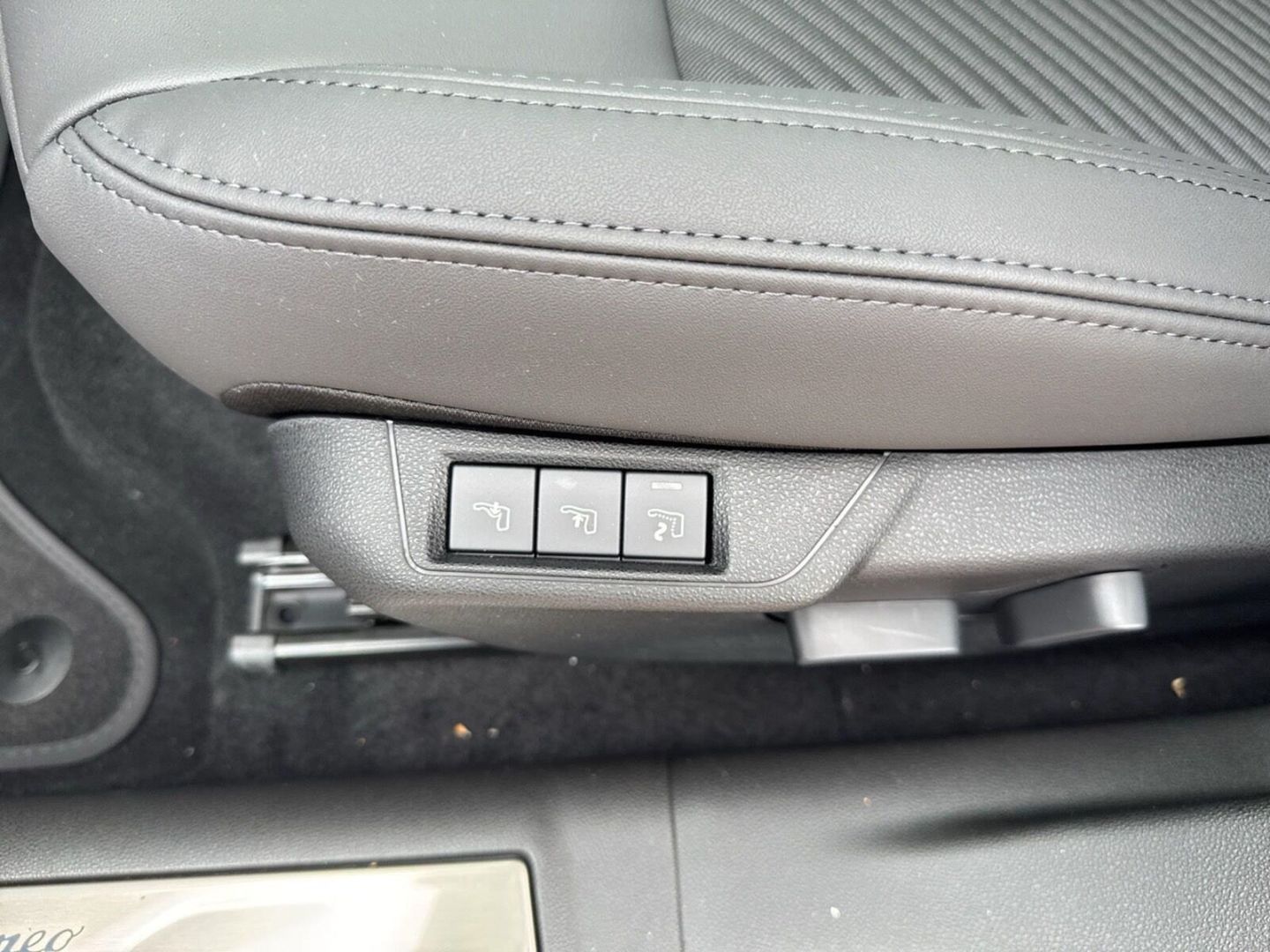 Fahrzeugabbildung Alfa Romeo Junior Elettrica TI -Technologie-Panorama-Wärmep