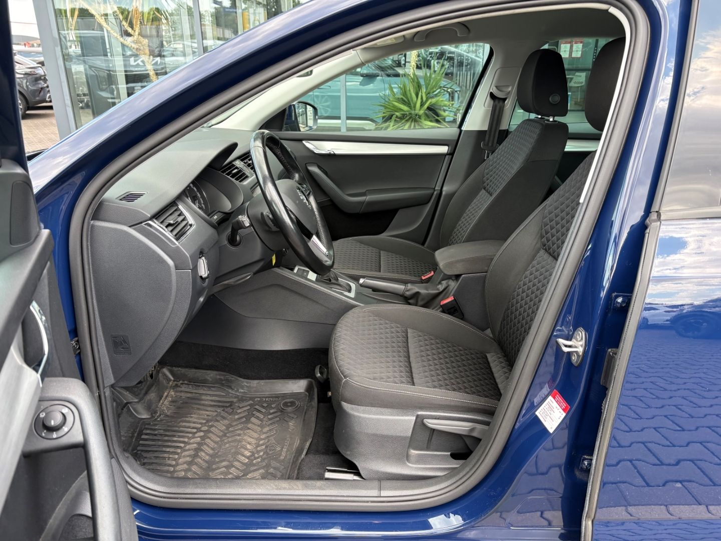 Fahrzeugabbildung SKODA Octavia Drive TotWinkAss Allwetter AppleCarPlay