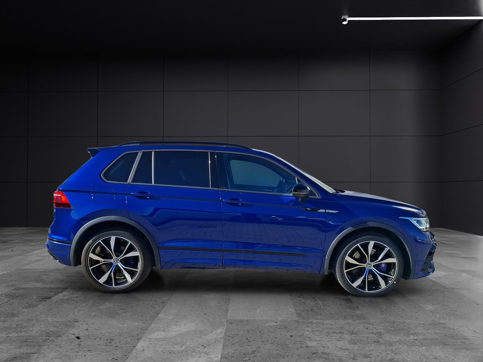 Fahrzeugabbildung Volkswagen Tiguan R DSG 4M Matrix AHK Navi AID ACC RFK SH 2