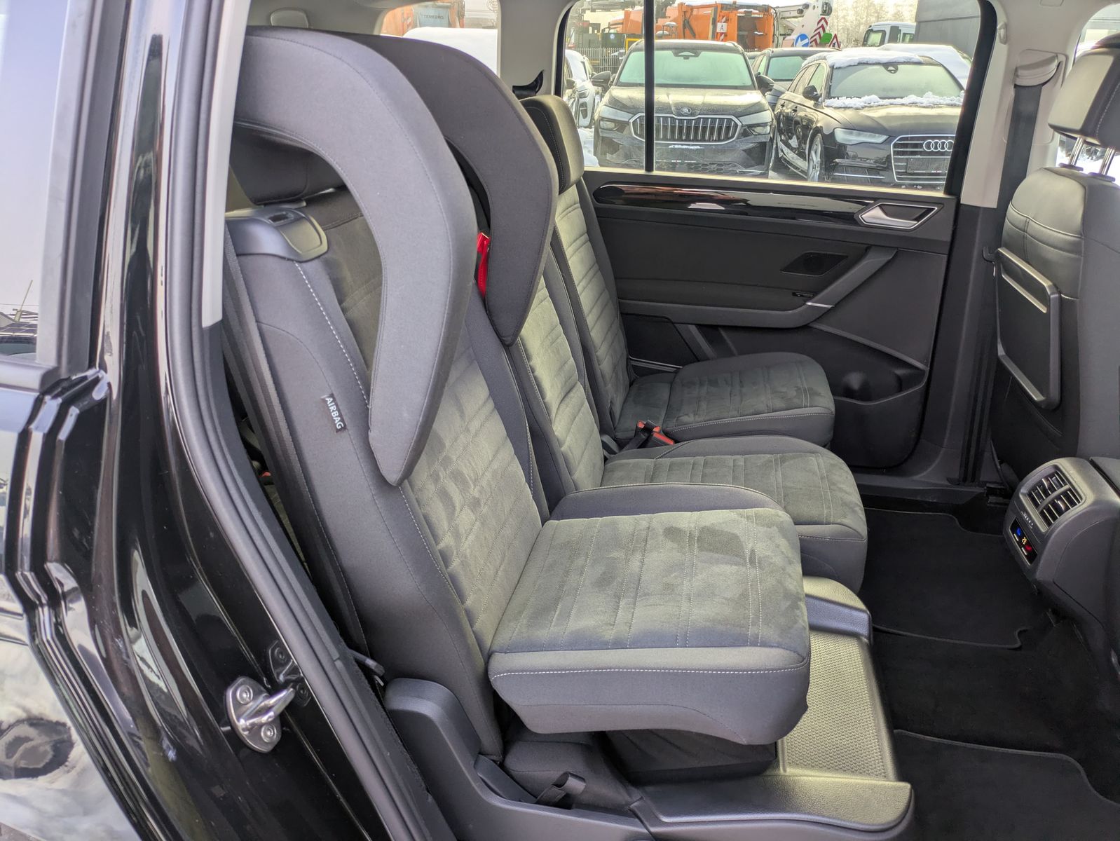 Fahrzeugabbildung Volkswagen Touran 2.0 DSG R-Line High BLACK Pano 7Si IQ AHK