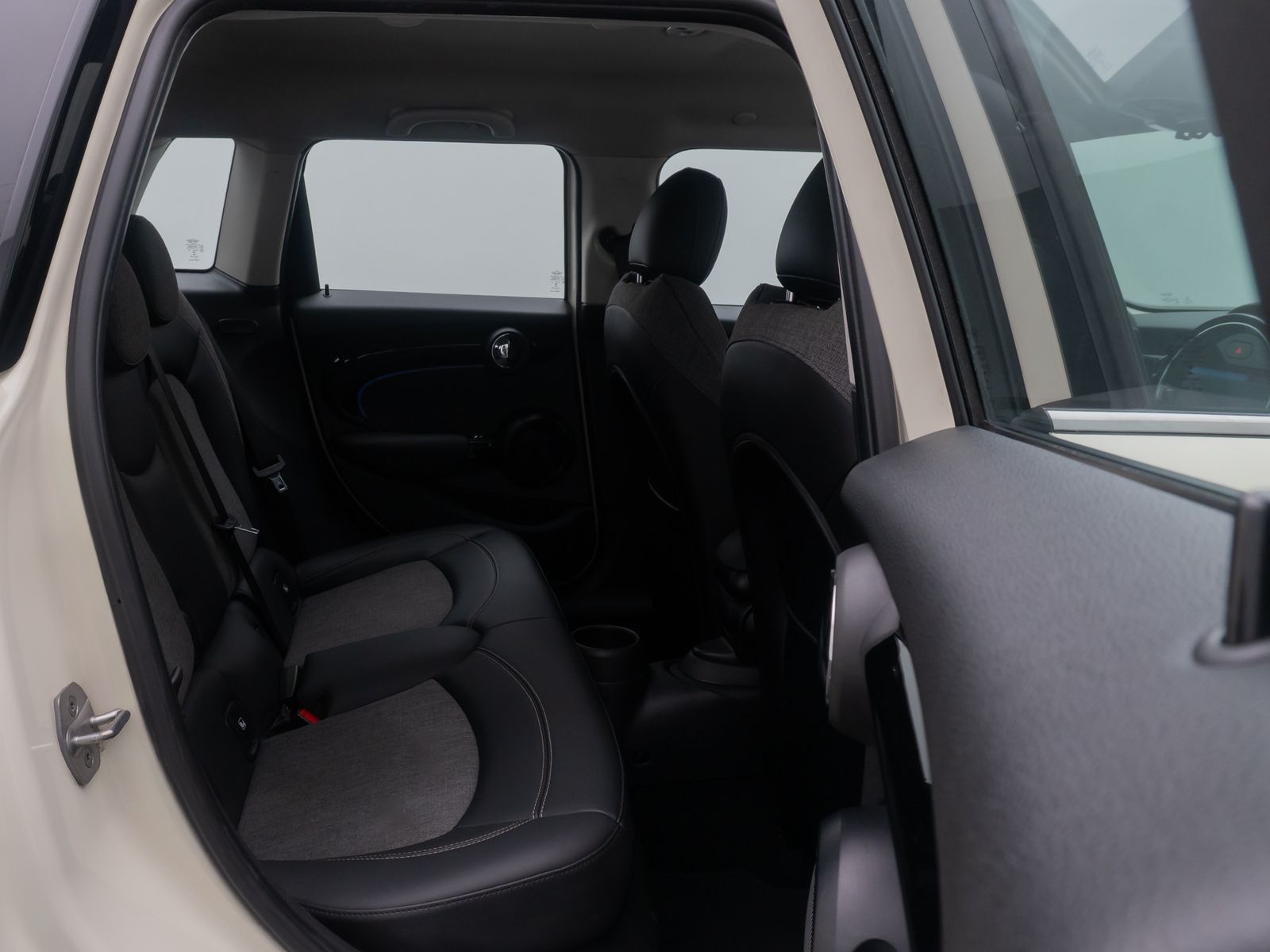 Fahrzeugabbildung MINI ONE ClassicTrim LED Navi Komfort Leder DAB Sport