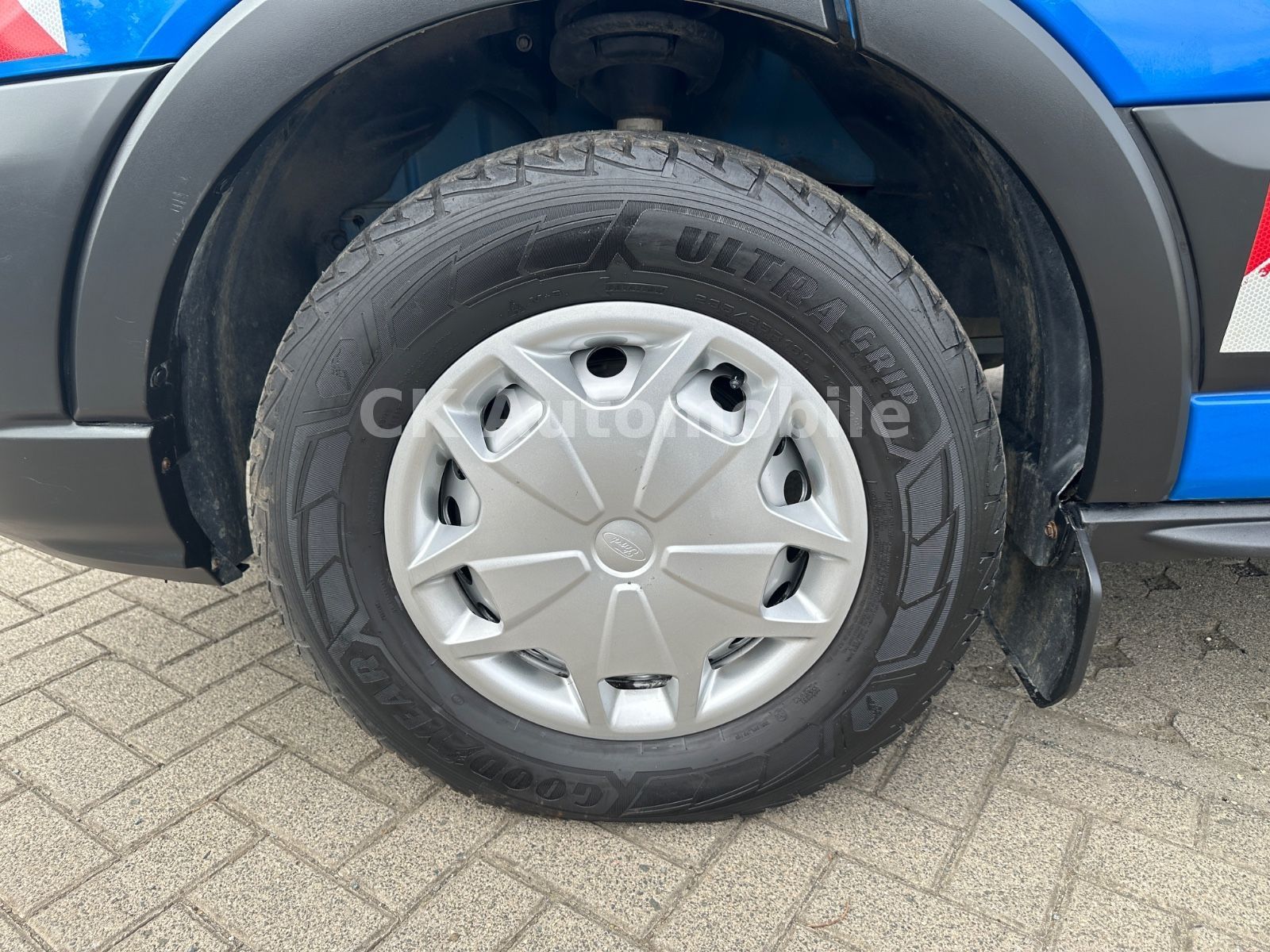 Fahrzeugabbildung Ford Transit Pritsche 350 L3 DoKa Trend/7 Sitze/AHK