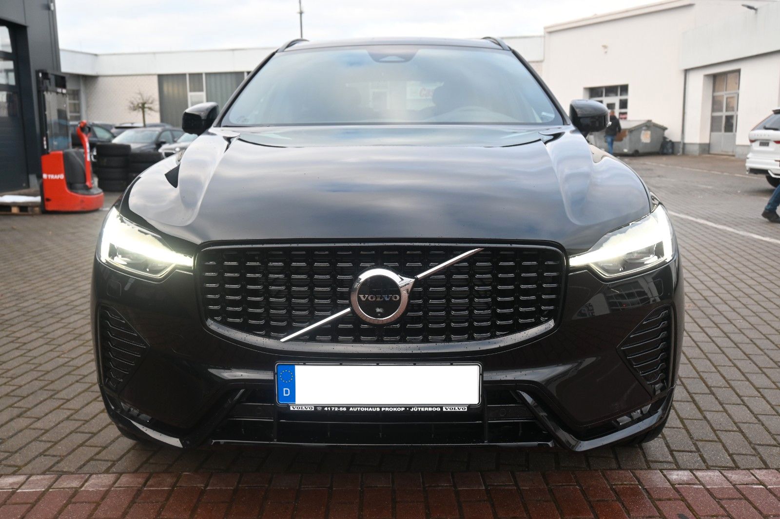 Fahrzeugabbildung Volvo XC60 B4 Benzin Plus Dark*STDHZG*360°*ACC