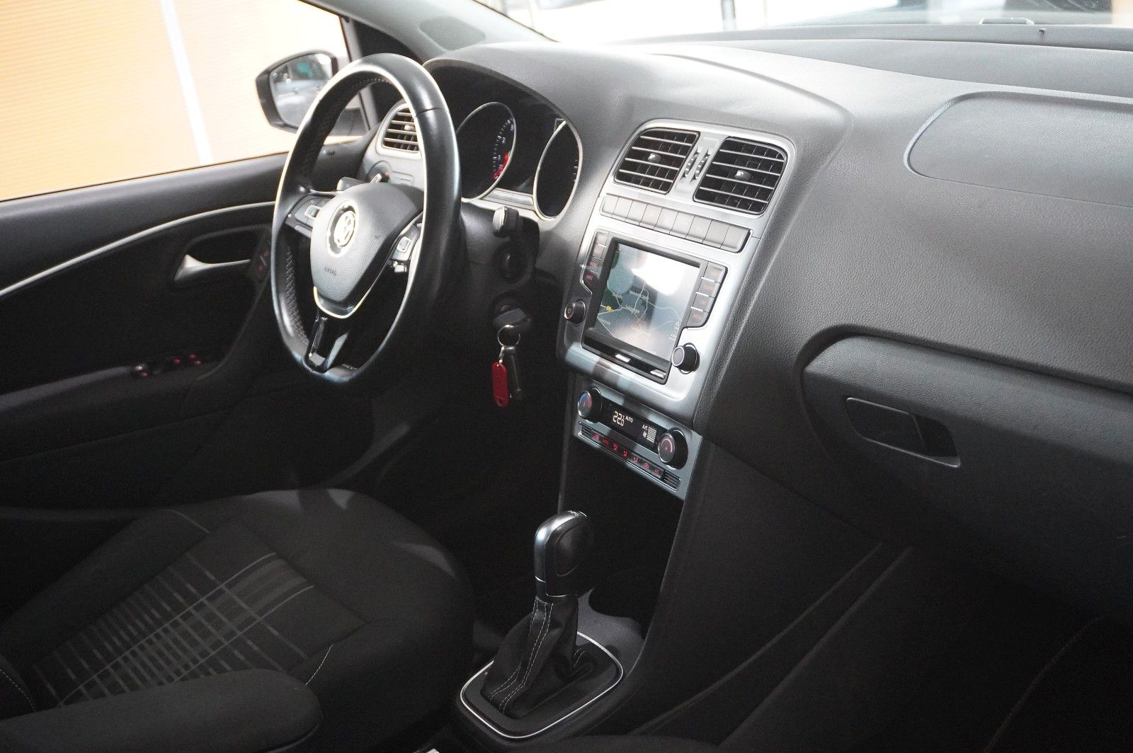 Fahrzeugabbildung Volkswagen Polo V 1.2 TSI LOUNGE DSG NAVI/KLIMA/PDC/TEMP.