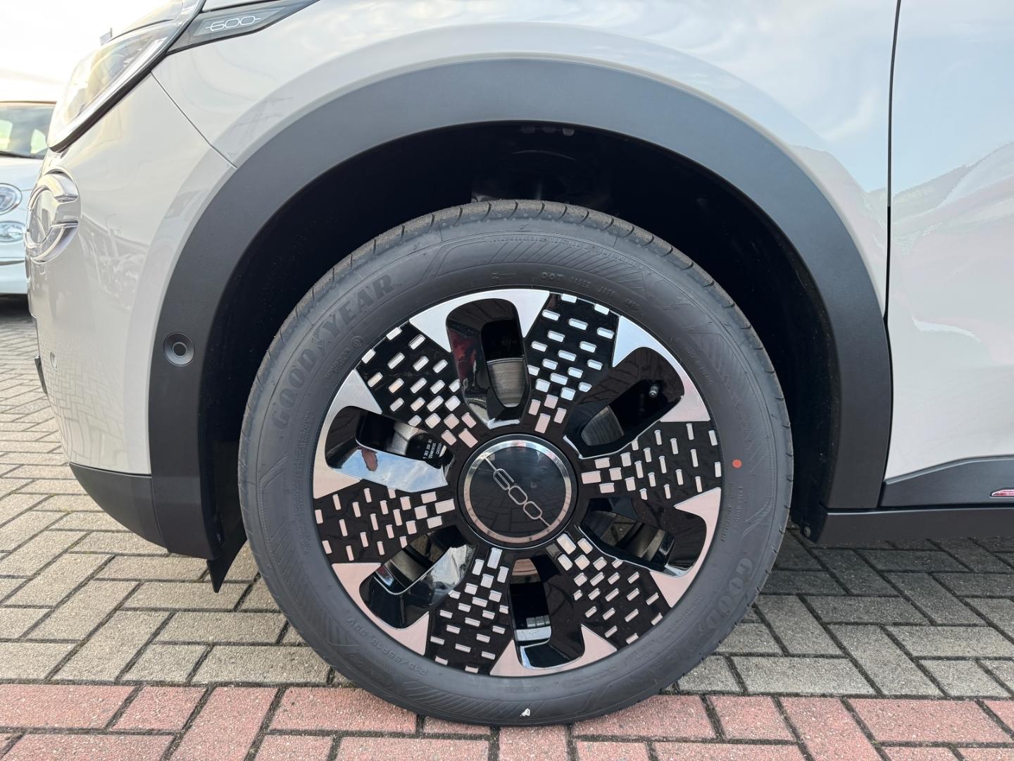 Fiat 600 La Prima+AUTOMATIK+LEDERBRAUN+NAVI+KAMERA+SH