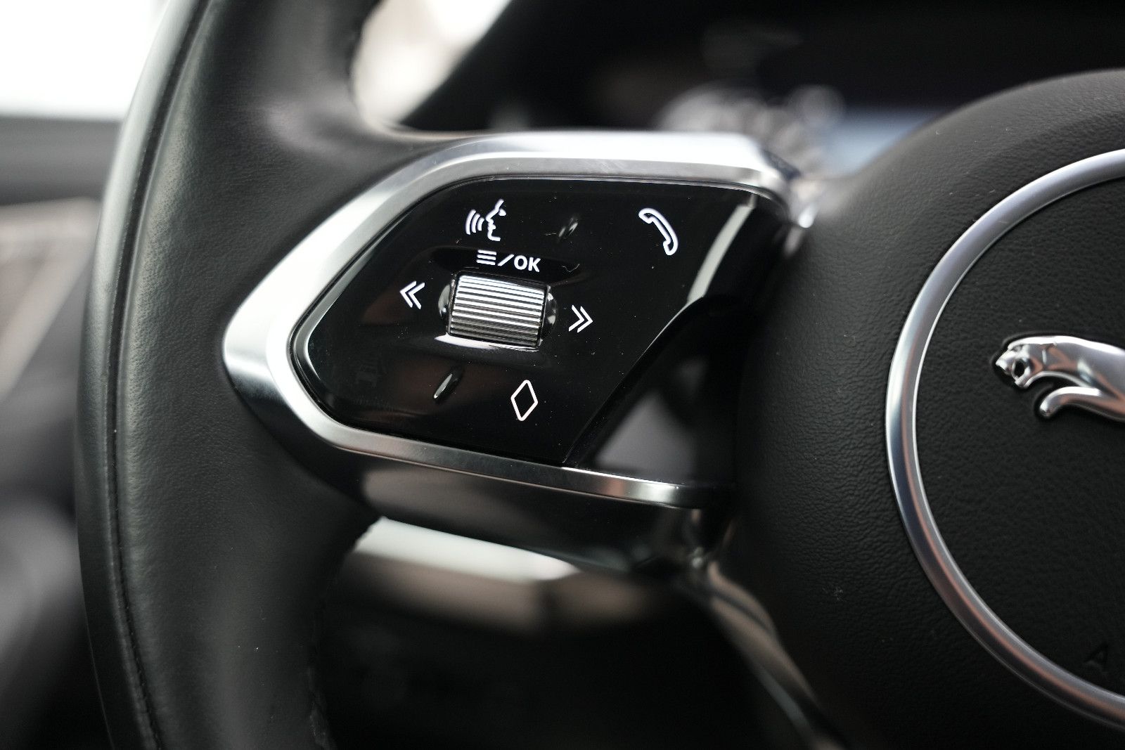 Fahrzeugabbildung Jaguar I-PACE 400 AWD/Black-Pack/CarPlay/MERIDIAN/89,6%