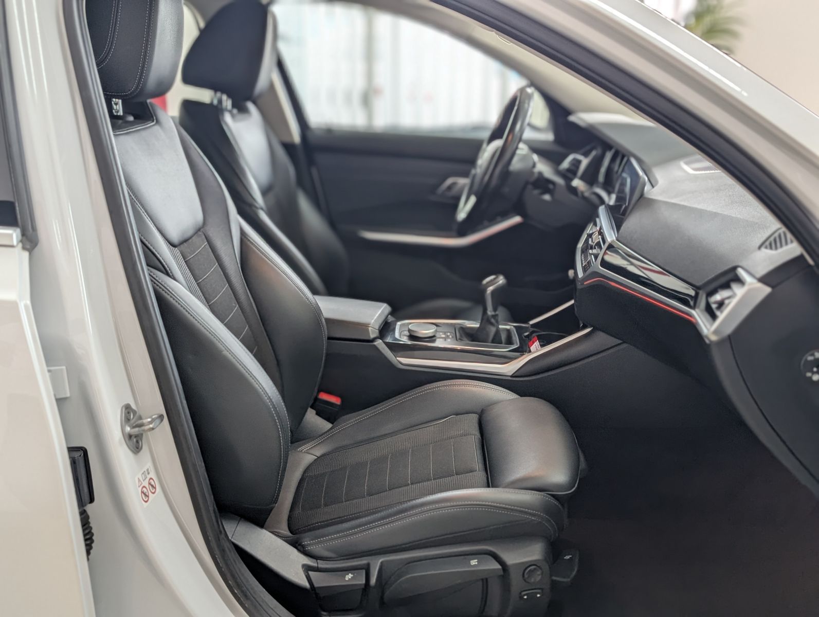 Fahrzeugabbildung BMW 320 d Sport Line LED TEMP SHZ PDC NAVI APP
