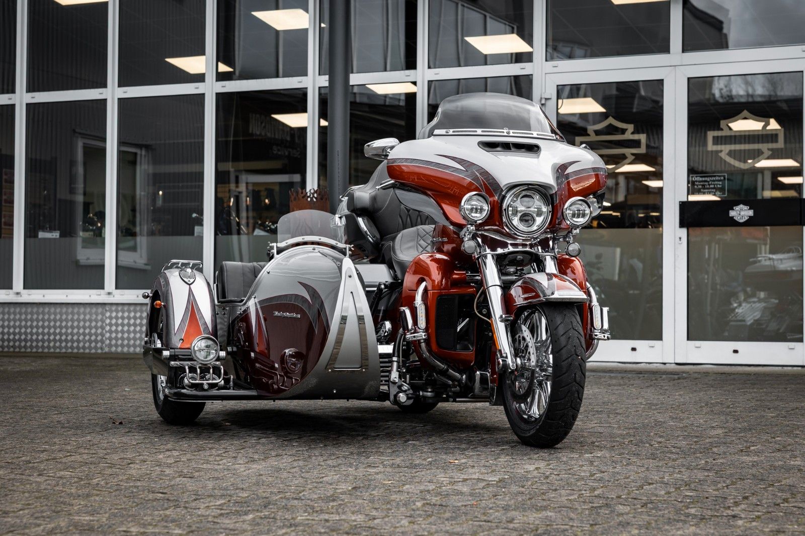 Fahrzeugabbildung Harley-Davidson FLHTKSE CVO E-Glide - V-Triebwerk Gespann