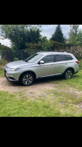 Mitsubishi Outlander Diamant Edition + 2WD...