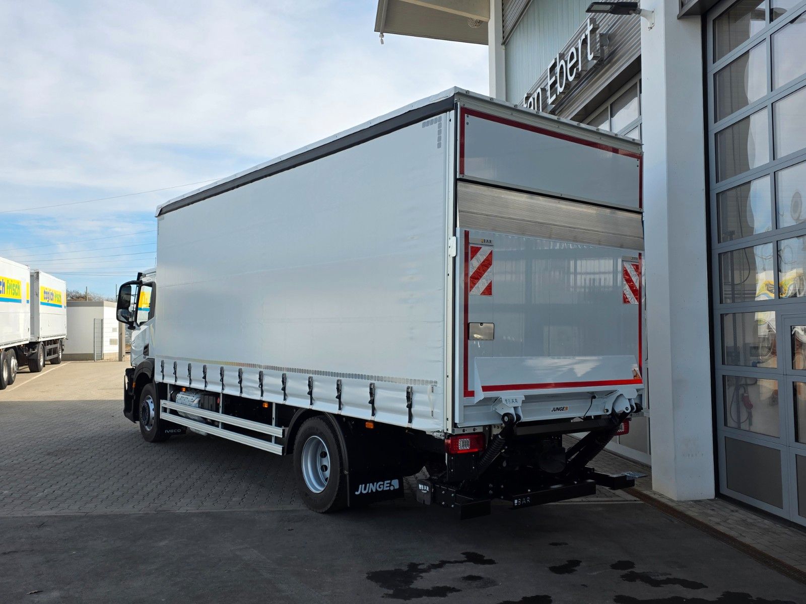 Fahrzeugabbildung Iveco S-Way AD190S40/P LBW Bär 2.000kg Spoiler