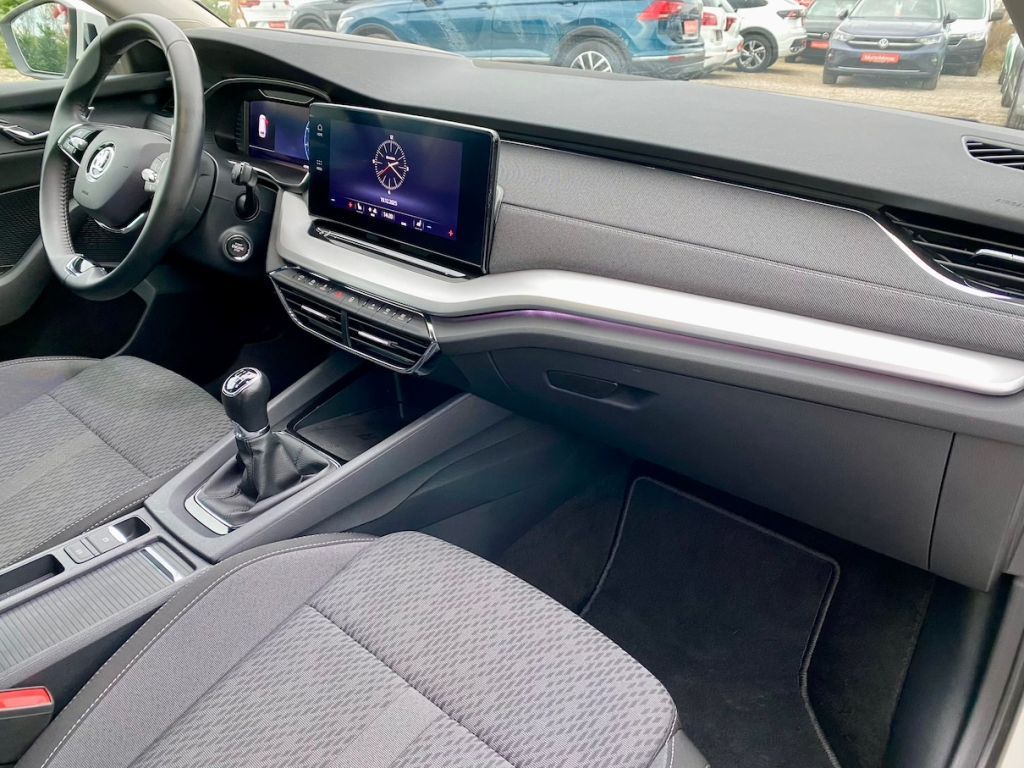 Fahrzeugabbildung SKODA Octavia Combi 2.0 TDI Style AAC NAVI LED HEAD UP