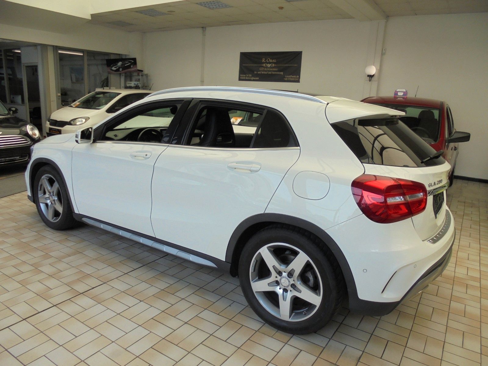 Fahrzeugabbildung Mercedes-Benz GLA 200 Aut./AMG Line/Panorama/Navi/