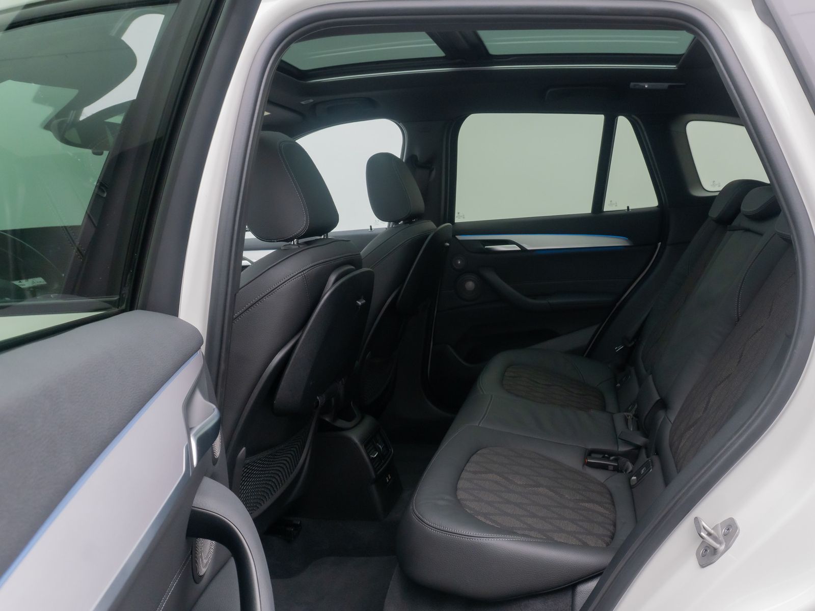 Fahrzeugabbildung BMW X1 xD25e xLine Panorama Kamera HUD DAB H/K 19"