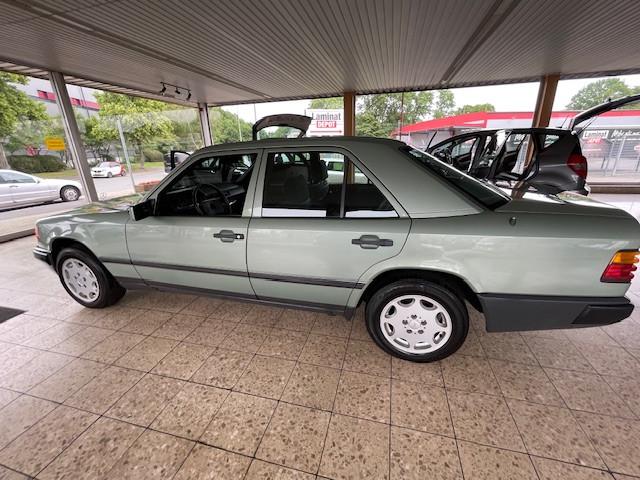 Mercedes-Benz 230
