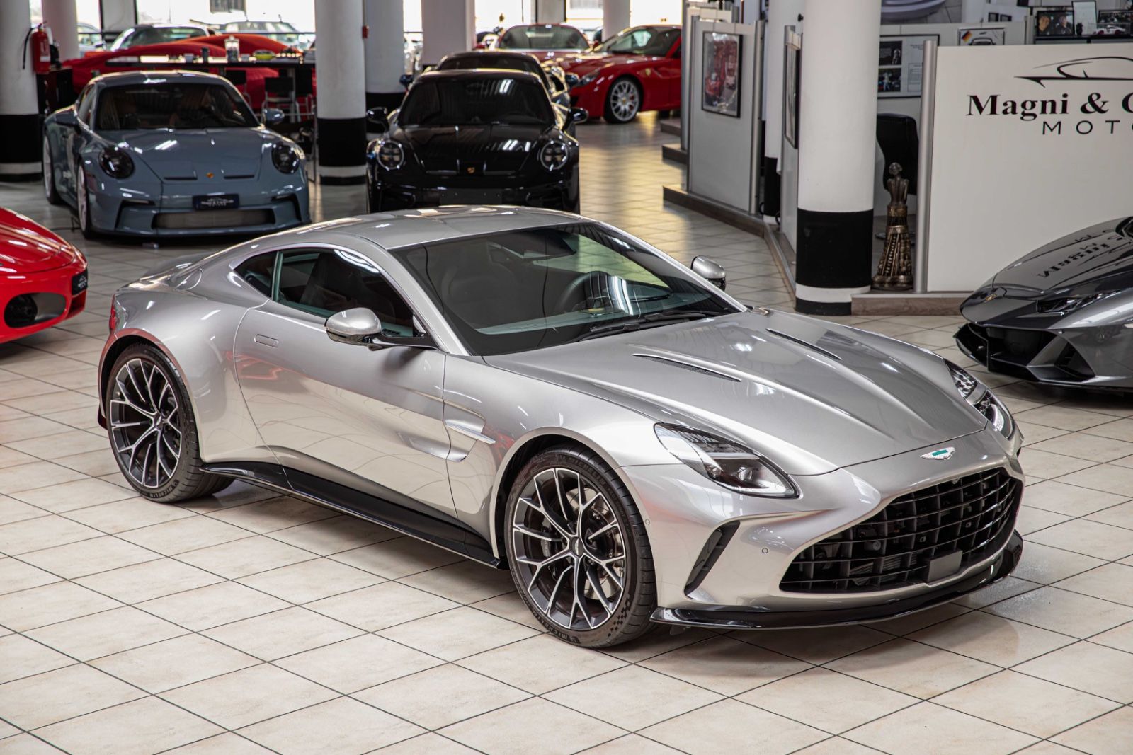 Aston Martin V8 Vantage - VAT - CARBON PACK|21"|360° CAMERA|S imagem 2