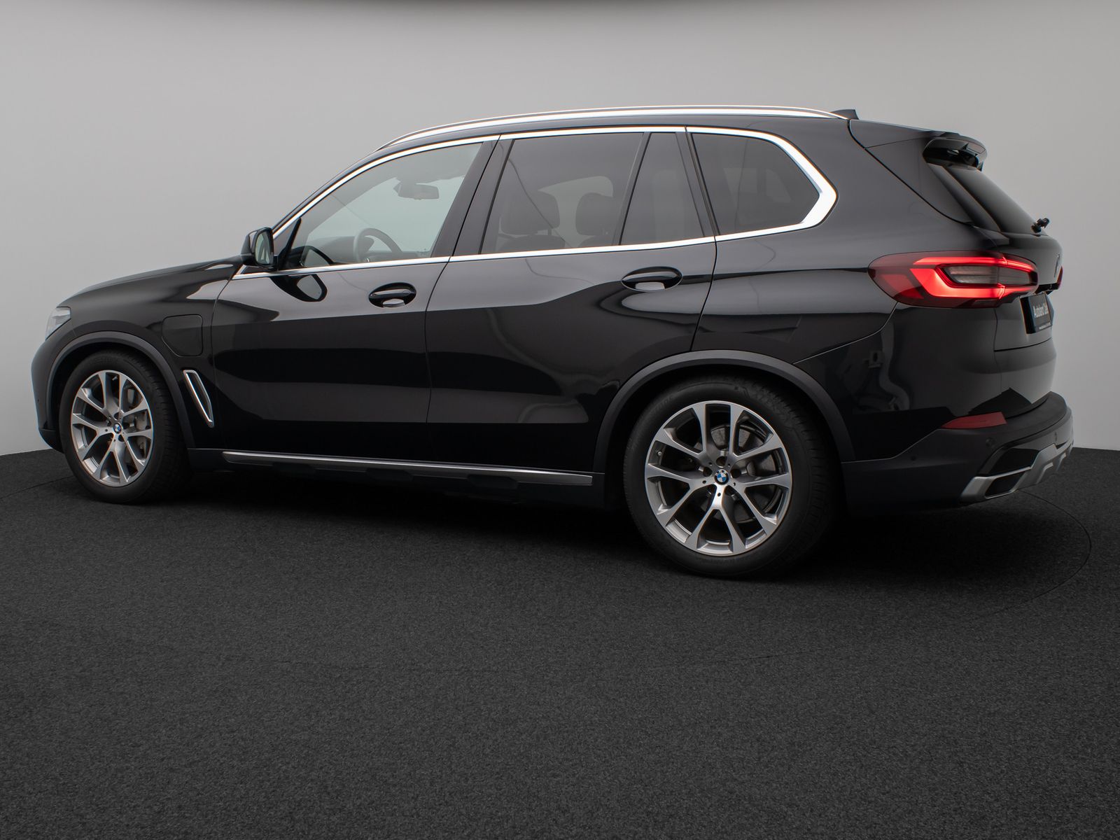 Fahrzeugabbildung BMW X5 xD45e XLine Panorama DAB H/K SoftCL AHK Sport