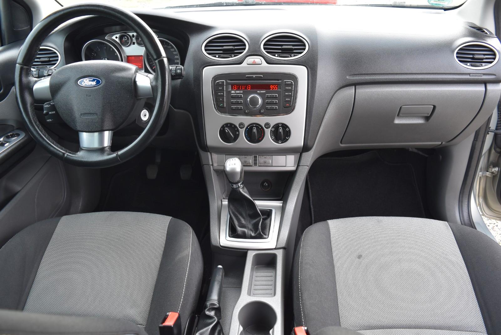 Ford Focus 2010 — photo 15