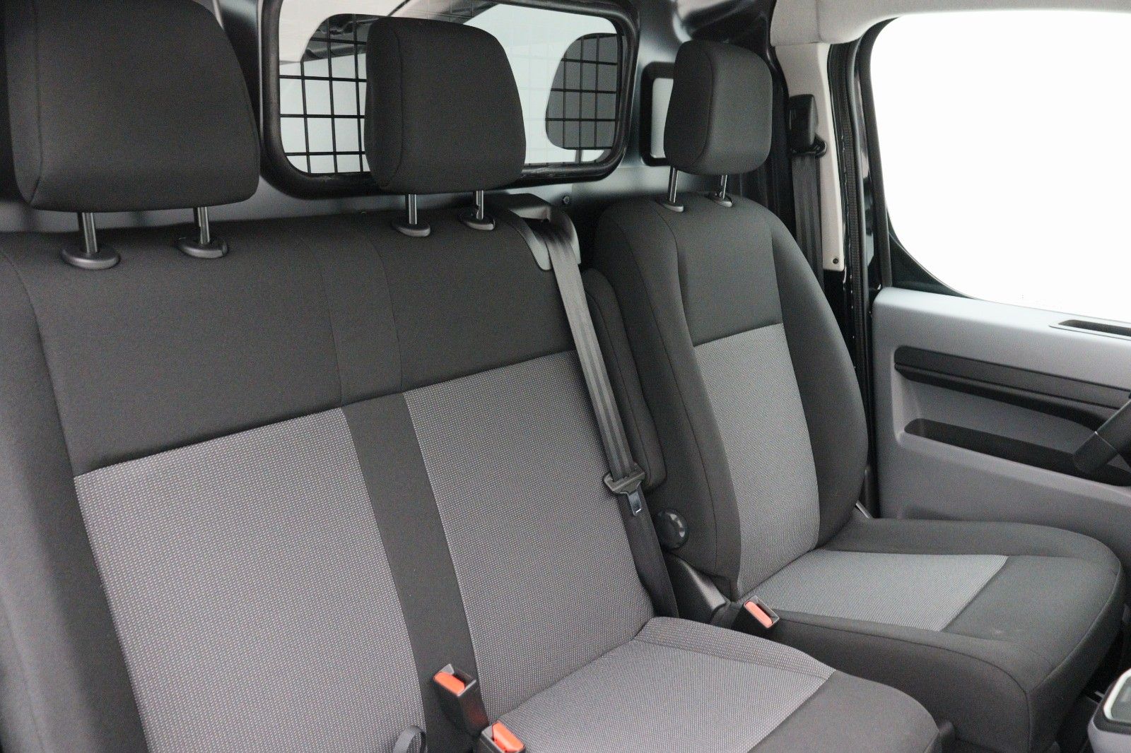 Fahrzeugabbildung Fiat E-Scudo Kastenwagen SX L2 75kWh sofort!