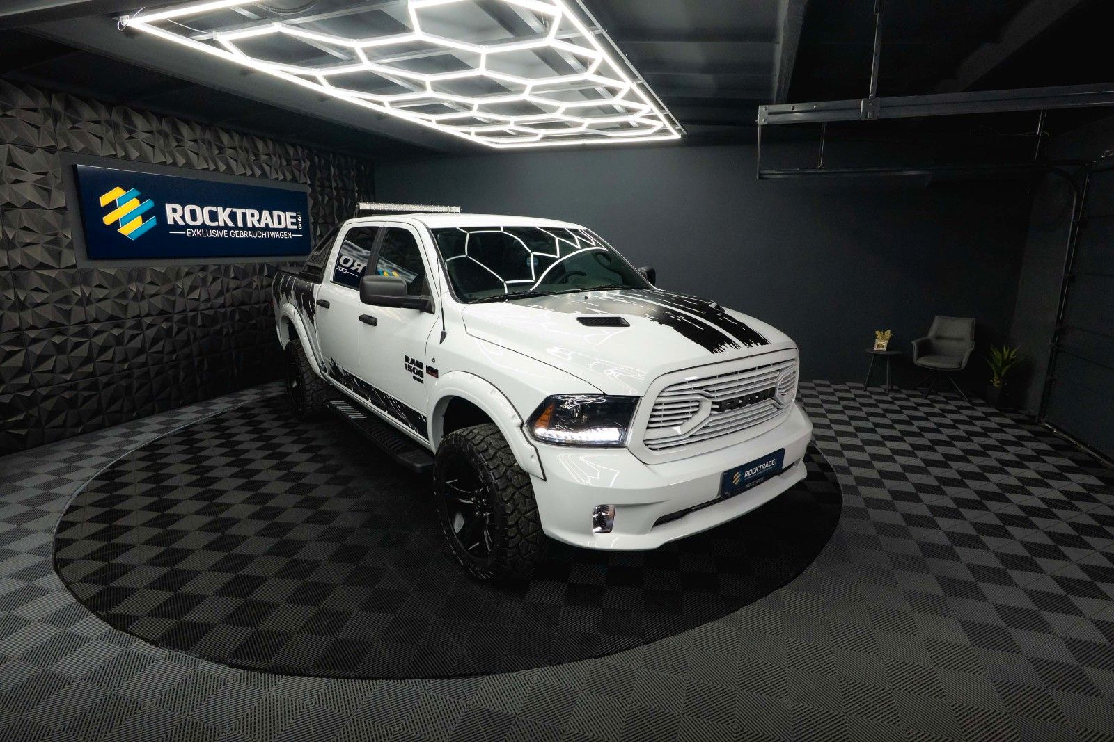 Fahrzeugabbildung Dodge RAM 5.7 V8 HEMI 4x4 OFFROAD Night-Paket *LED*19%