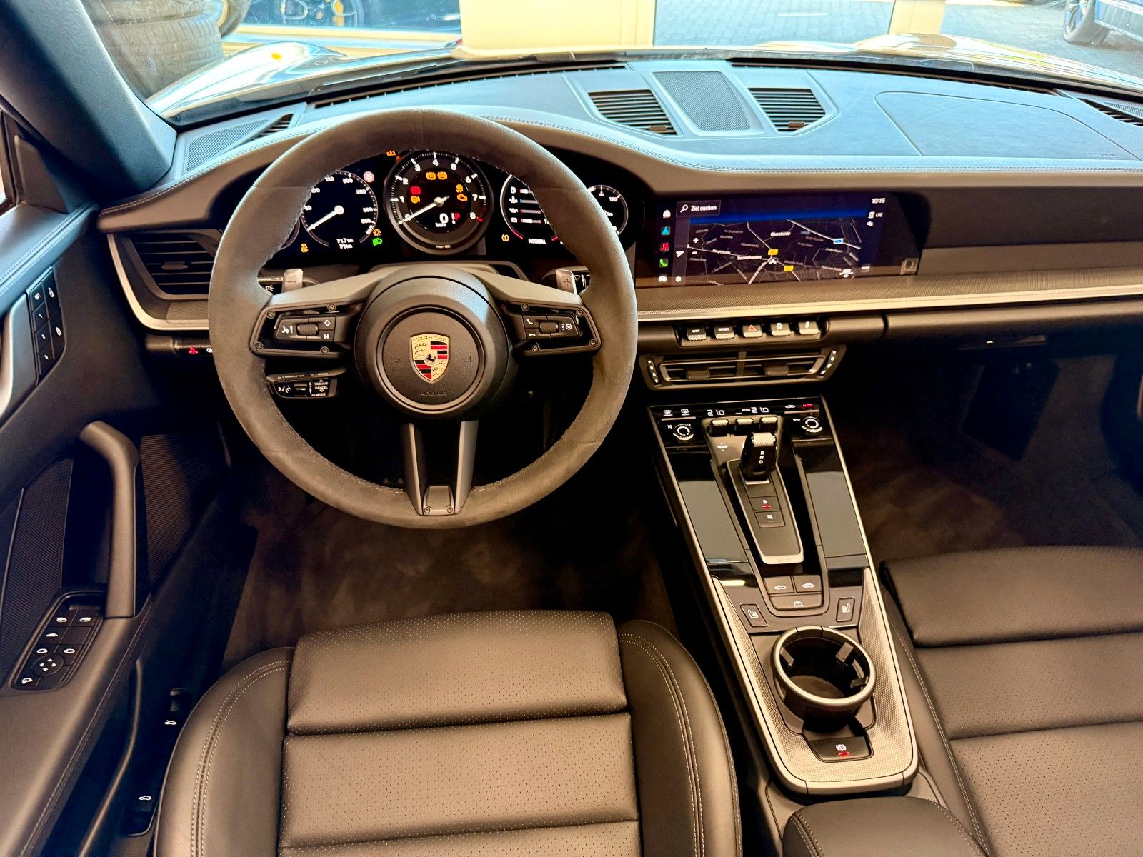 Fahrzeugabbildung Porsche 911 992 Carrera Cabrio Sportabgas/ACC/18-Wege