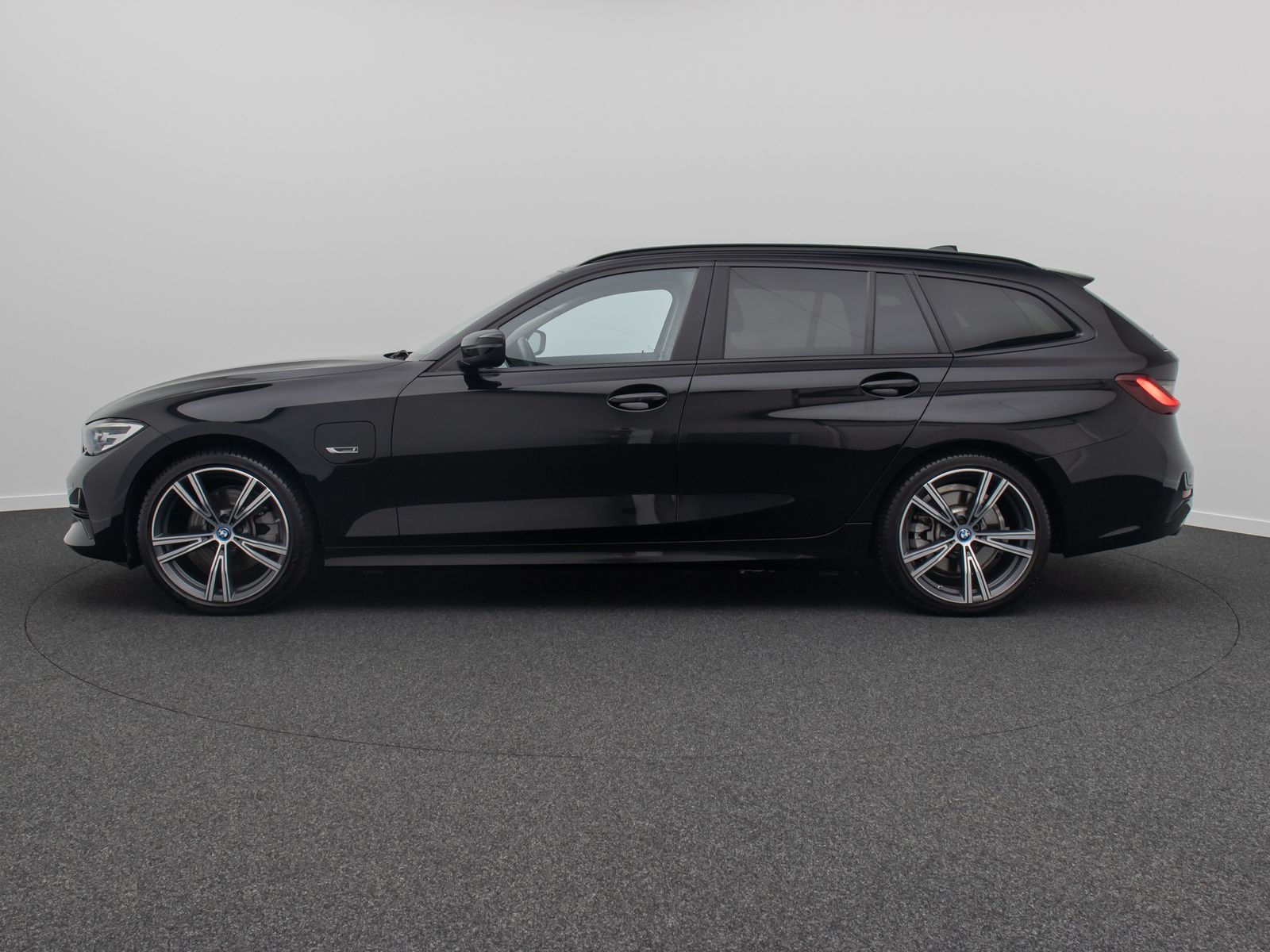 Fahrzeugabbildung BMW 320e Alarm DAB PDC GeschwindigReg Cockpit 19Zoll