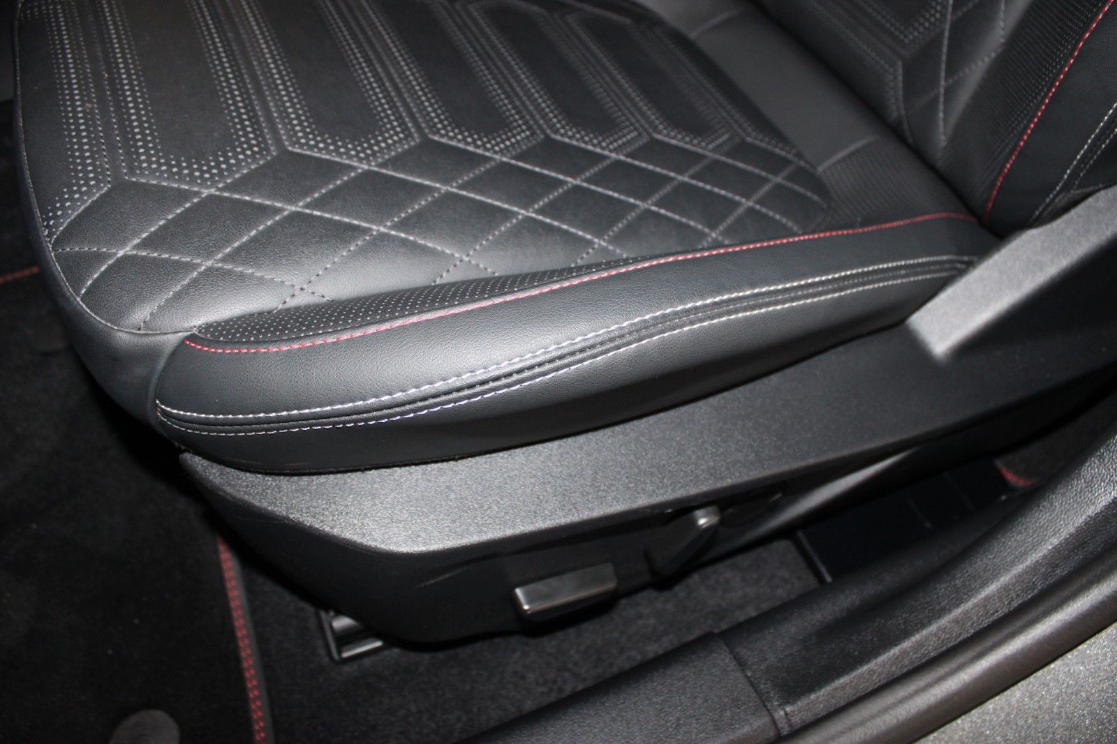 Fahrzeugabbildung Ford Focus ST-Line X Aut. LED ACC Leder Pano HUD Wint