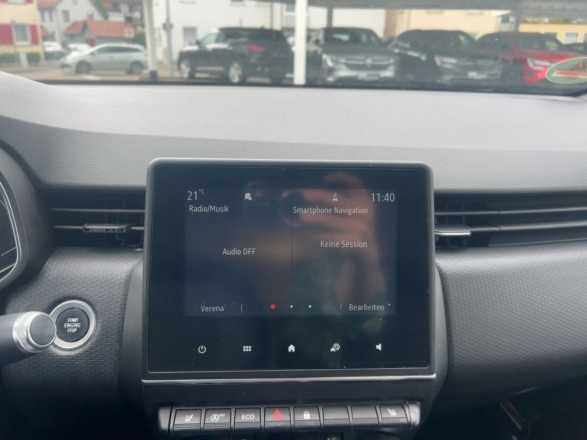 Fahrzeugabbildung Renault Clio TCe 140 Intens Navi Kamera SHZ - mit KI generiert/bearbeitet