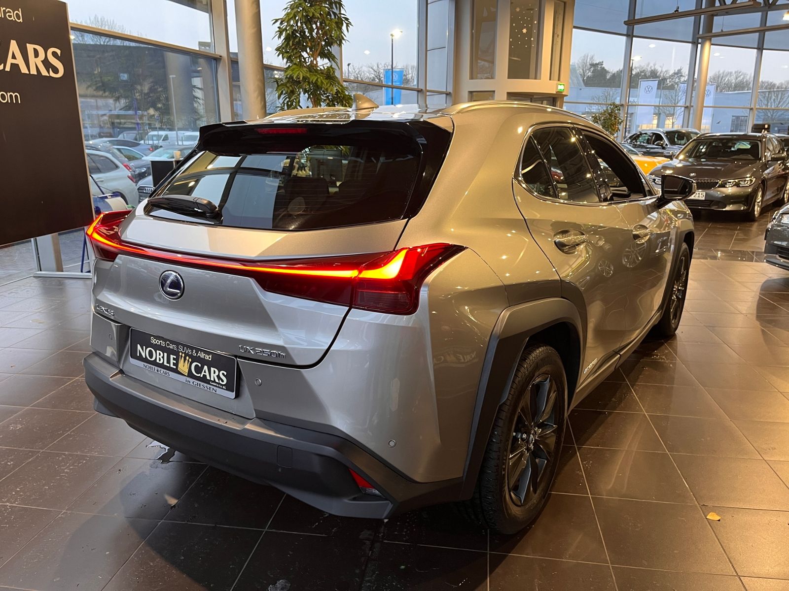 Fahrzeugabbildung Lexus UX 250h Launch Edition LED NAV SHZ PDC RFK 17"