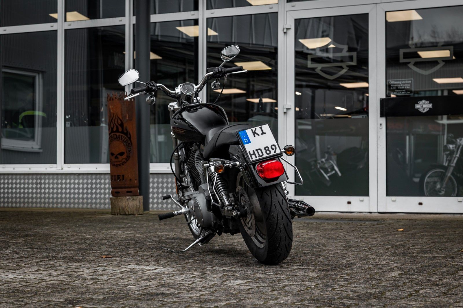 Fahrzeugabbildung Harley-Davidson XL883C CUSTOM SPORTSTER - VORVERLEGTE FUßRASTE