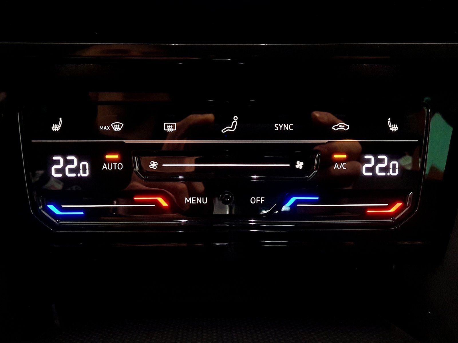 Fahrzeugabbildung Volkswagen Passat Variant Elegance TSI DSG *AHK*Navi*Cam*