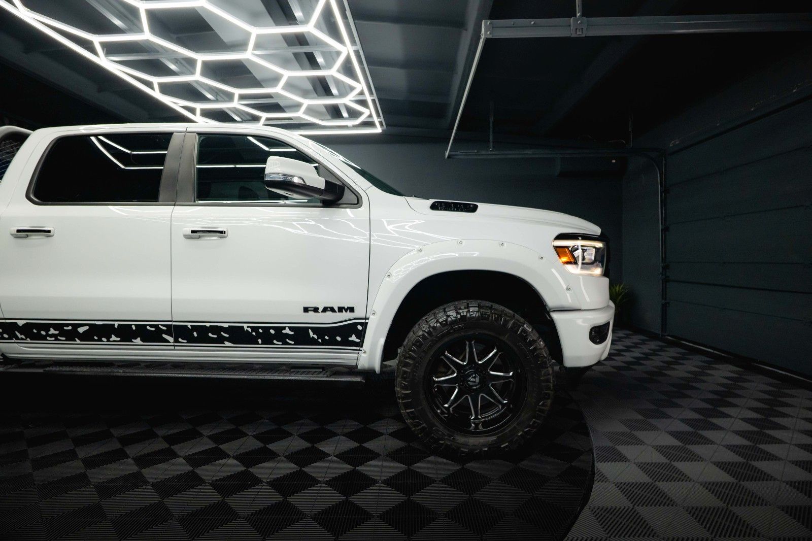 Fahrzeugabbildung Dodge RAM 5.7 V8 HEMI 4x4 OFFROAD Night-Paket *LED*