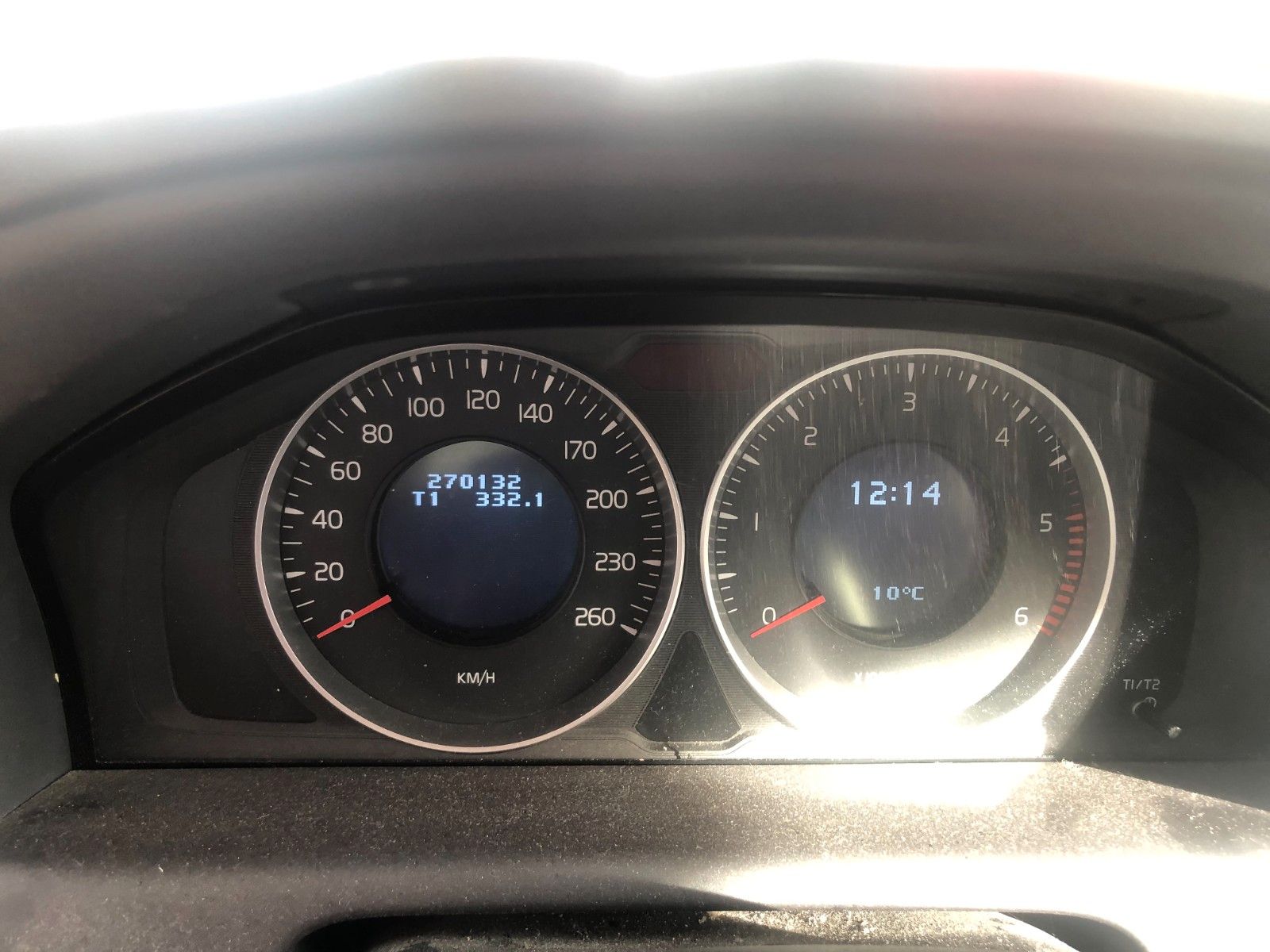 Fahrzeugabbildung Volvo XC60 Momentum AWD Frontschaden