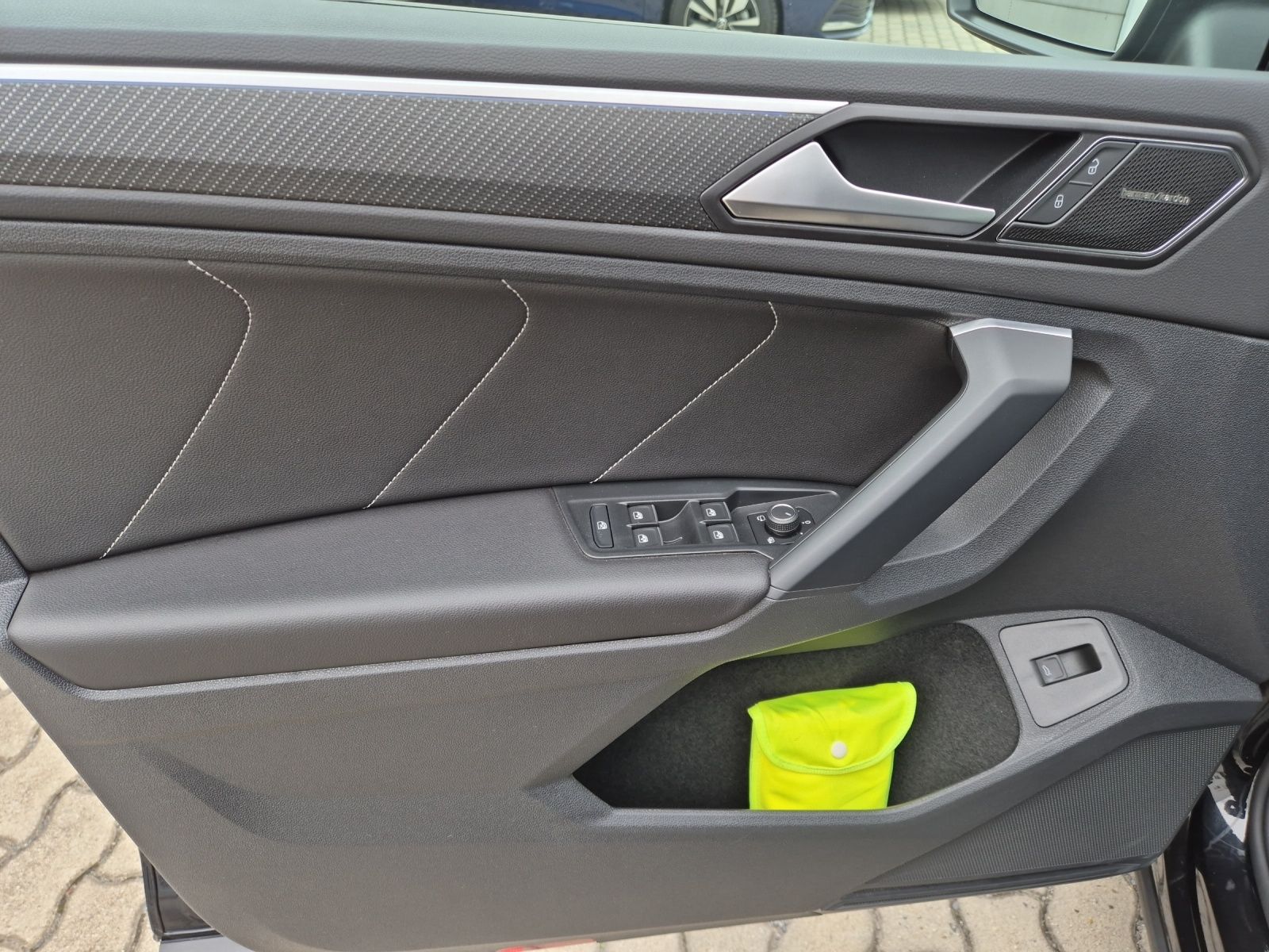 Fahrzeugabbildung Volkswagen Tiguan TDI R-Line DSG 4M Matrix STHZ AHK ACC Nav